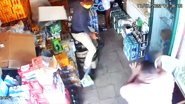 Vídeo: homens armados assaltam depósito de bebidas em Belém