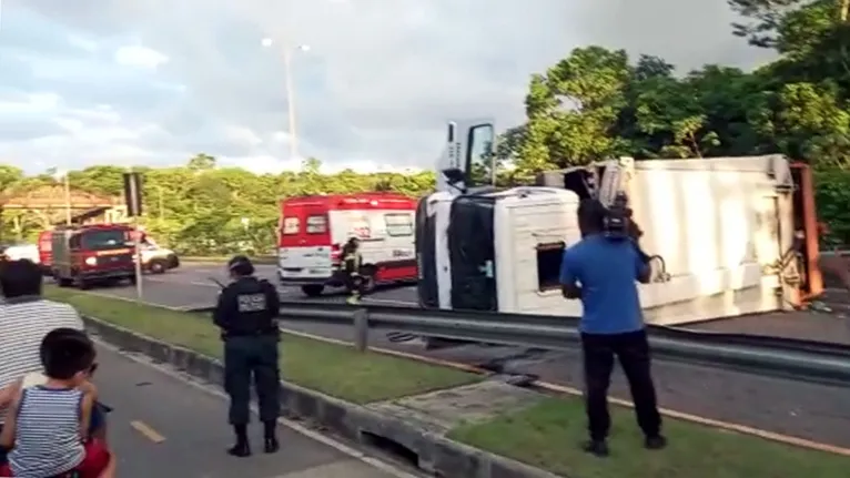 Caminhão de lixo tombou na Avenida João Paulo II.