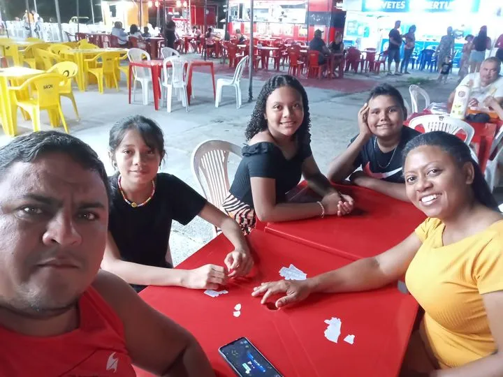 Família reunida espera a pizza, mas sem esquecer da alimentação saudável principalmente na beira da praia