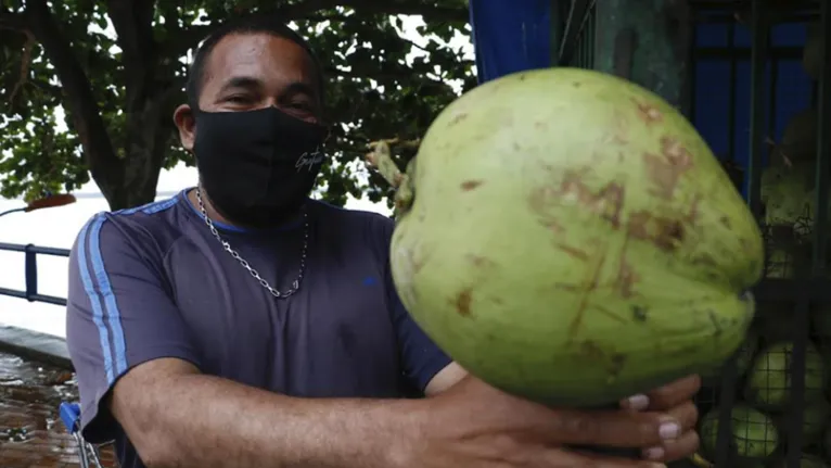 Água de coco é sempre uma boa pedida em qualquer época do ano