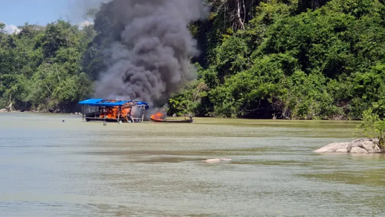 Balsas de garimpos ilegais foram destruídas pela PF