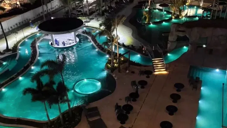 Menino de 3 anos morre afogado em piscina de resort