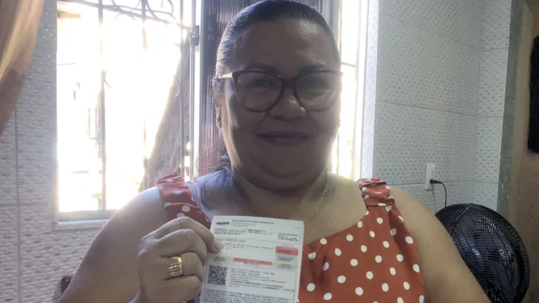 Rosilda Maia mora no bairro do Guamá e tem placa solar em casa há pouco mais de um ano