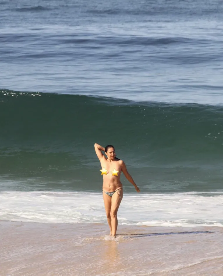 Atriz de Pantanal faz topless em praia do Rio de Janeiro