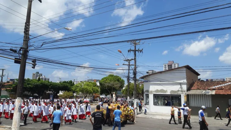 A procissão  reuniu centenas de fiéis pelas ruas da Pedreira.