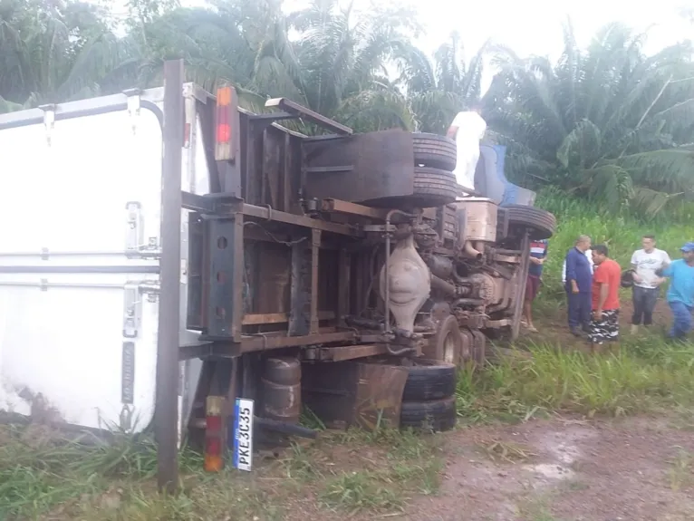 Acidente na BR-316,  entre os municípios de Castanhal e Santa Maria do Pará.