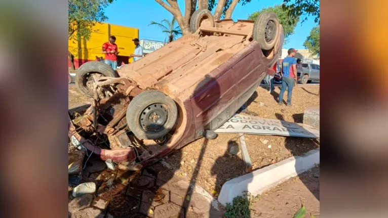 O carro ao bater com o rodado no meio fio, capotou e saiu da pista