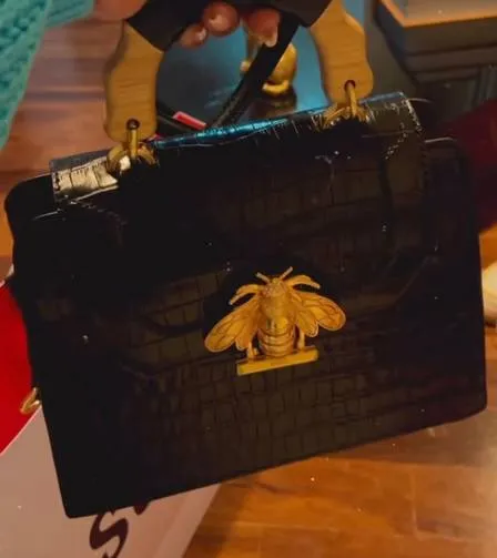 Jojo Todynho exibiu nas redes sociais uma bolsa de marca Believe Schutz, que custa R$ 1,2 mil.