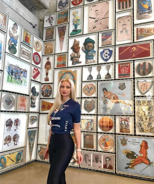 Mari Bonamigo posa com camisa do Remo  no Museu do Futebol