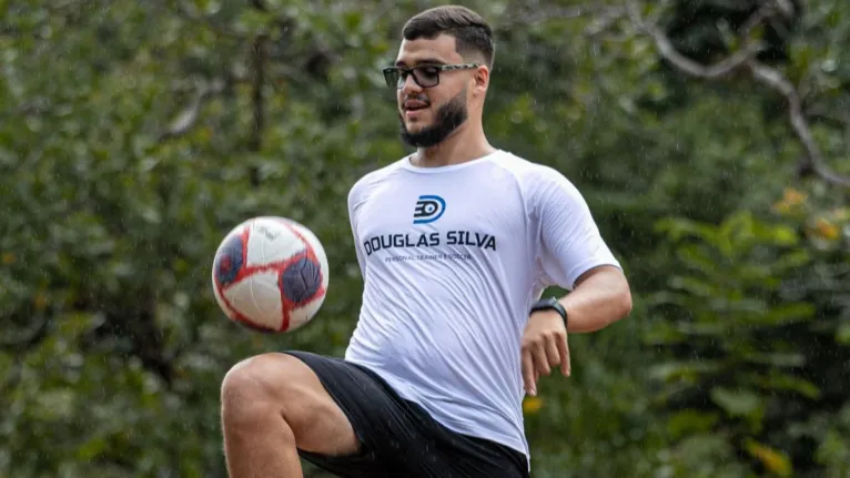 O educador físico, Douglas Silva, é especialista em performance e prevenção de lesões explica no que se baseia o treinamento funcional voltado para o futebol