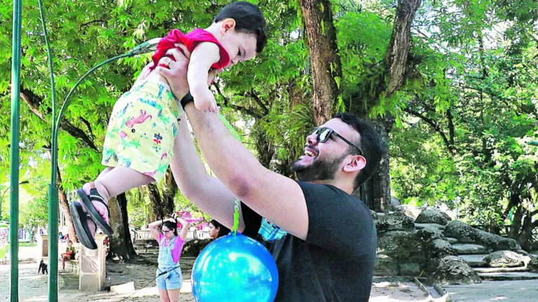 O pai Danilo Oliveira e o filho Daniel.
