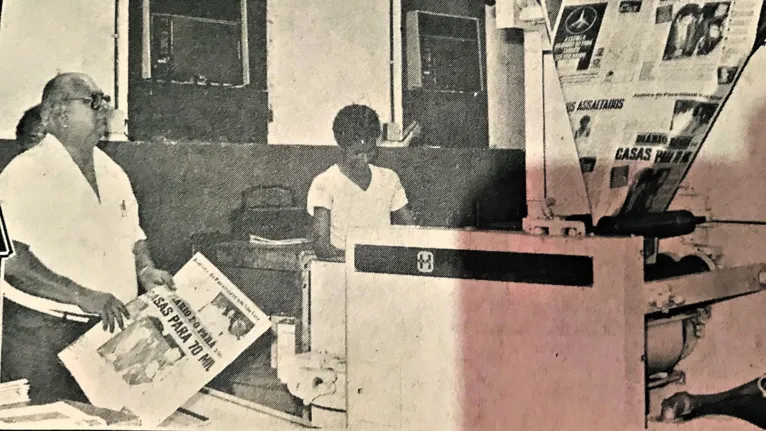 O jornalista Laércio Barbalho, fundador do DIÁRIO, acompanha a primeira impressão em off-set do jornal.