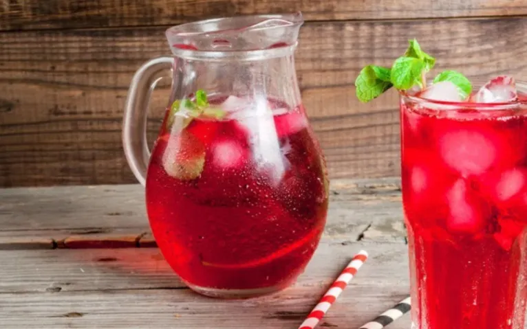 "Azedinho" é característico da cachaça com suco de hibisco