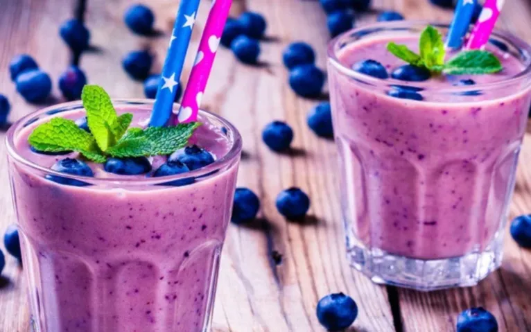 Essa mistura você certamente não conhecia. Surpreenda-se com o drink de cachaça, açaí e laranja