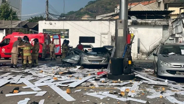 Força do impacto destruiu veículo e arrancou forro de posto de combustível