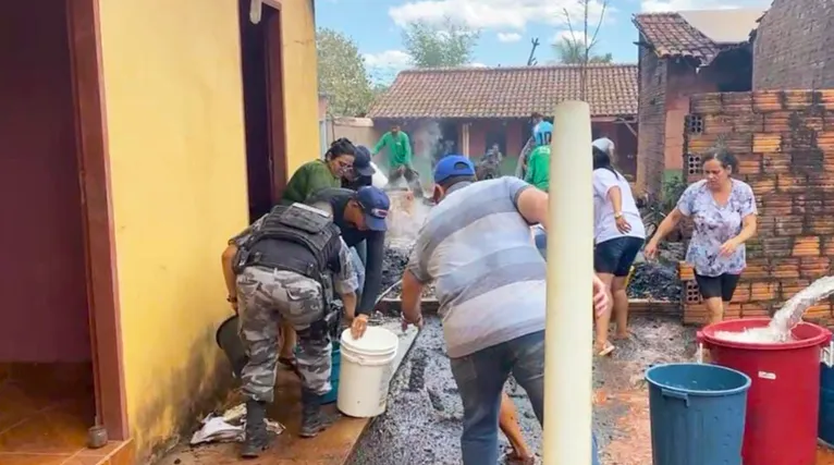 Ao perceberem a fumaça aumentar de volume assim como as chamas, populares entraram em ação