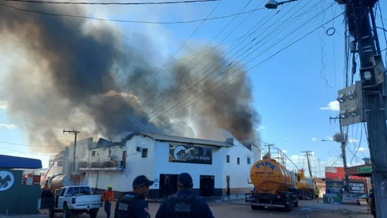 Fogo tomou conta dos prédios na tarde deste domingo (7)