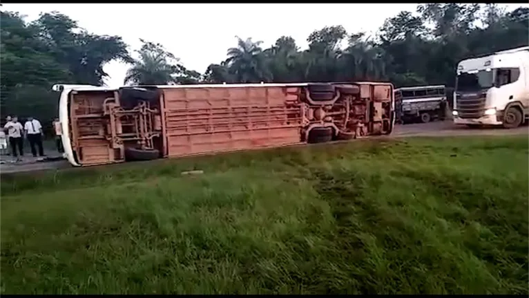 O ônibus ficou tombado até a manhã