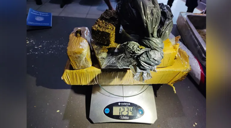 Em um dos quartos foram encontrados aproximadamente 1.222 kg de substância semelhante à maconha