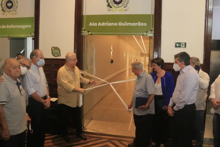 Faixa de inauguração de um moderno e completo centro de internação em Belém