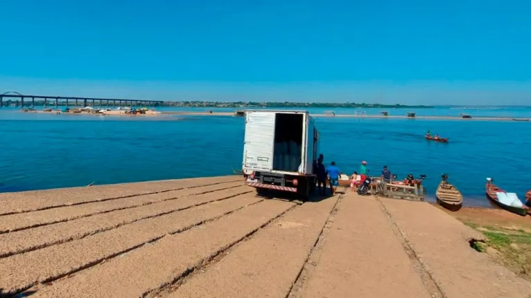 Os banhistas geralmente atravessam para o banco de areia pela rampa