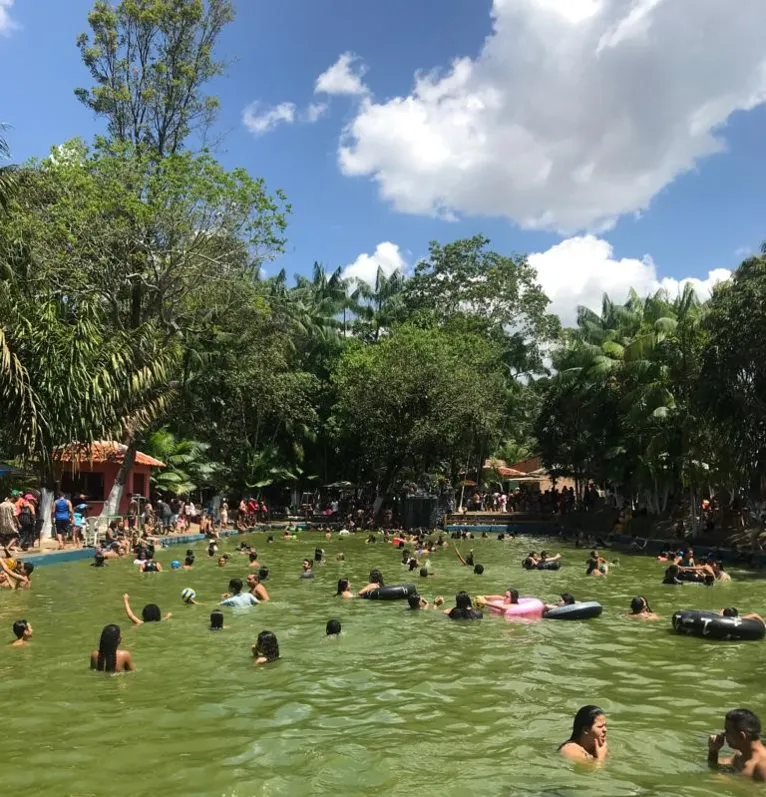 Frequentadores aproveitaram a piscina natural do Parque dos Igarapés para se refrescar.