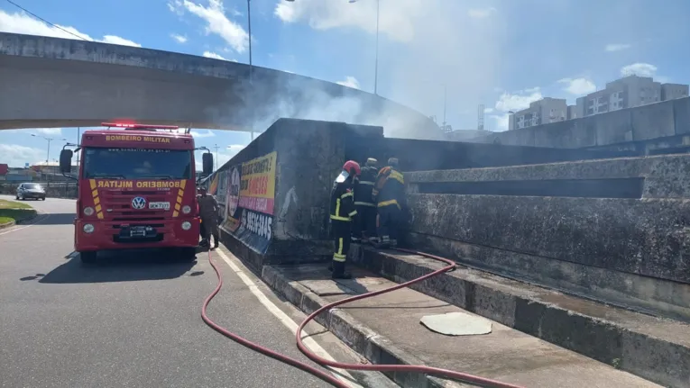 Incêndio no elevado do Entroncamento deixa trânsito lento