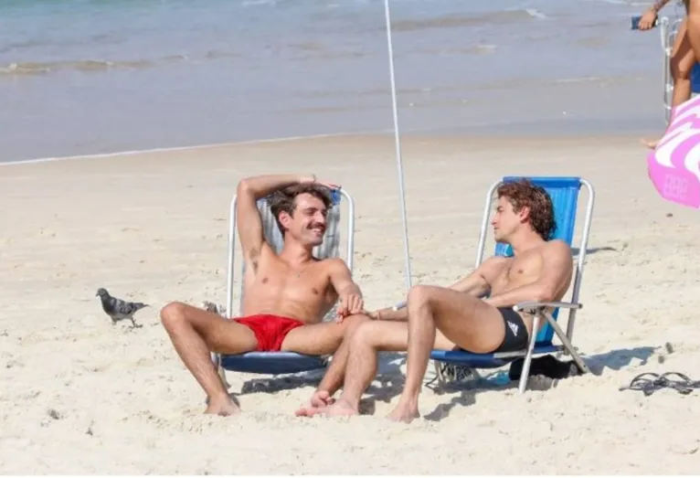 Jesuíta é visto aos beijos com rapaz em praia, veja fotos!