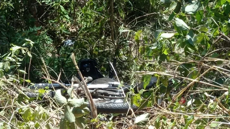 Motocicleta no matagal às margens da rodovia Transamazônica