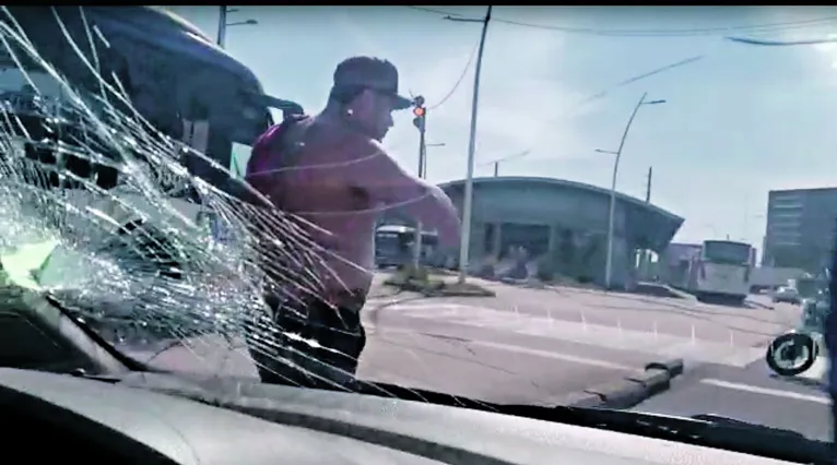 Homem desferiu soco no para-brisa do carro da reportagem do Diário do Pará