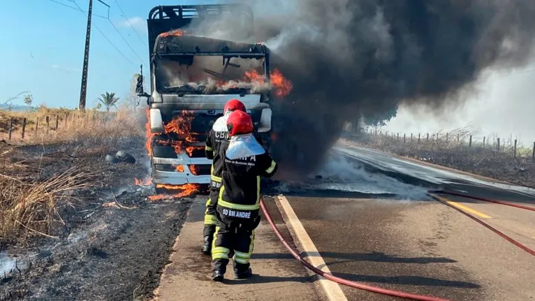 Bombeiros apagaram as chamas que consumiram o caminhão