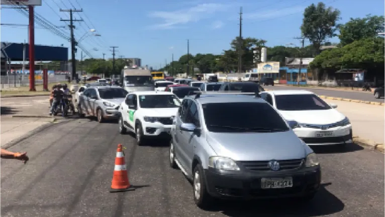 O trânsito ficou engarrafado no trecho