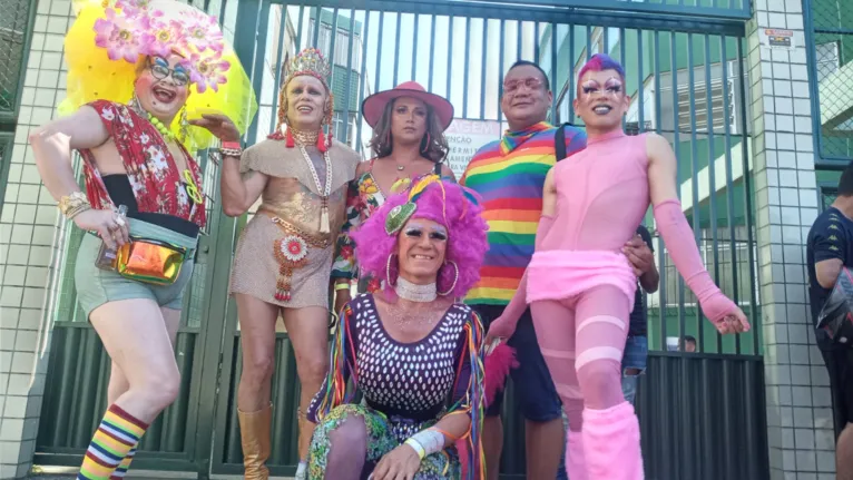 Parada LGBTQIAP+ reúne multidão em vias da ilha de Mosqueiro