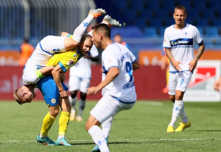 Balé ou briga? Jogadores protagonizam lance inusitado; veja!