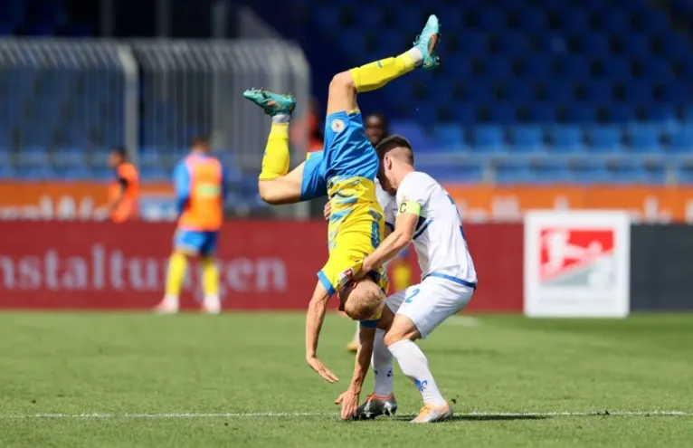 Balé ou briga? Jogadores protagonizam lance inusitado; veja!