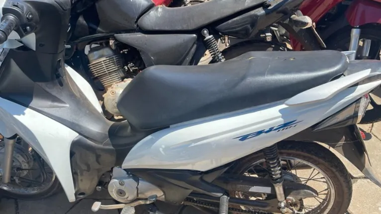 Motocicleta roubada apreendida no imóvel de Nego