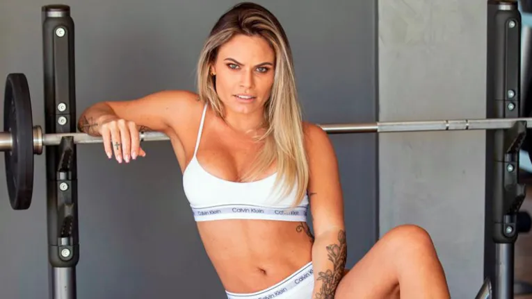 Nati malha sem roupa e mostra treino aos seguidores