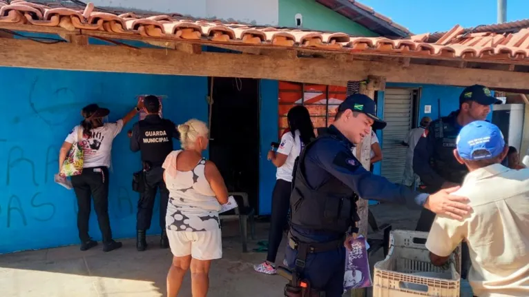 Agentes da Patrulha Maria da Penha levam informação aos locais onde o índice da violência contra mulher está alto