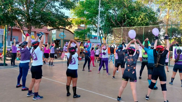 Aquecimento para a pedalada, com exercícios conduzidos por uma profissional da Semel