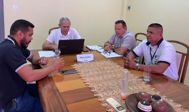 Prefeito Nélio Aguiar durante reunião com representante dos taxistas e o secretário municipal.