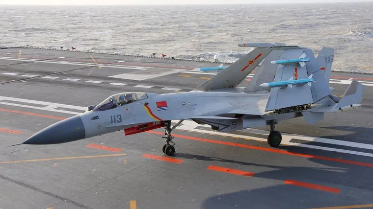 Caça naval chinês J-15, baseado no também naval SU-33, da Rússia.