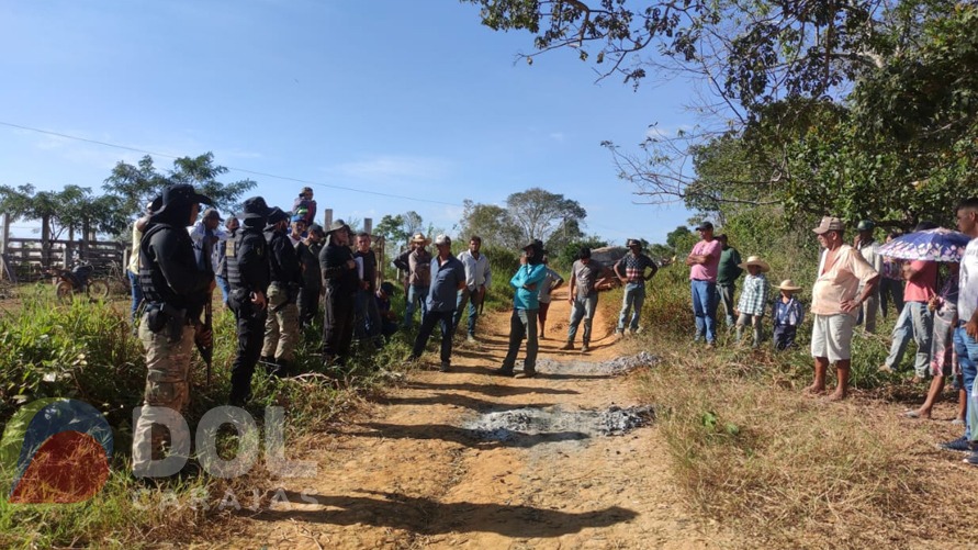 Agentes explicam a situação para os invasores