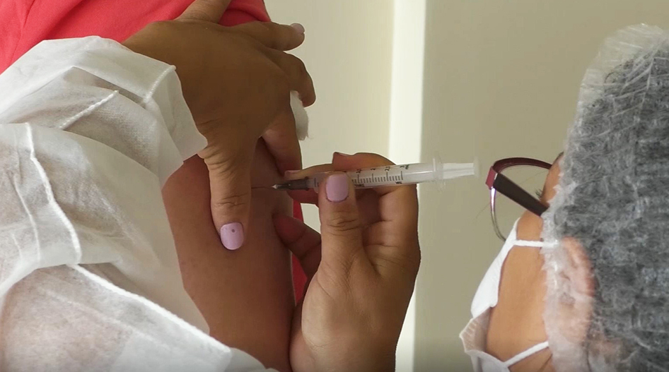 Cerca de 184 mil pessoas foram vacinadas com a primeira dose