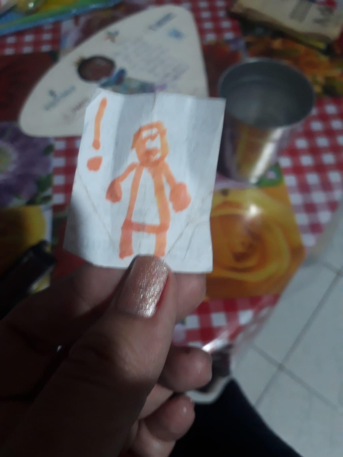Pedaço de papel com desenho de criança encontrado na casa da vítima.