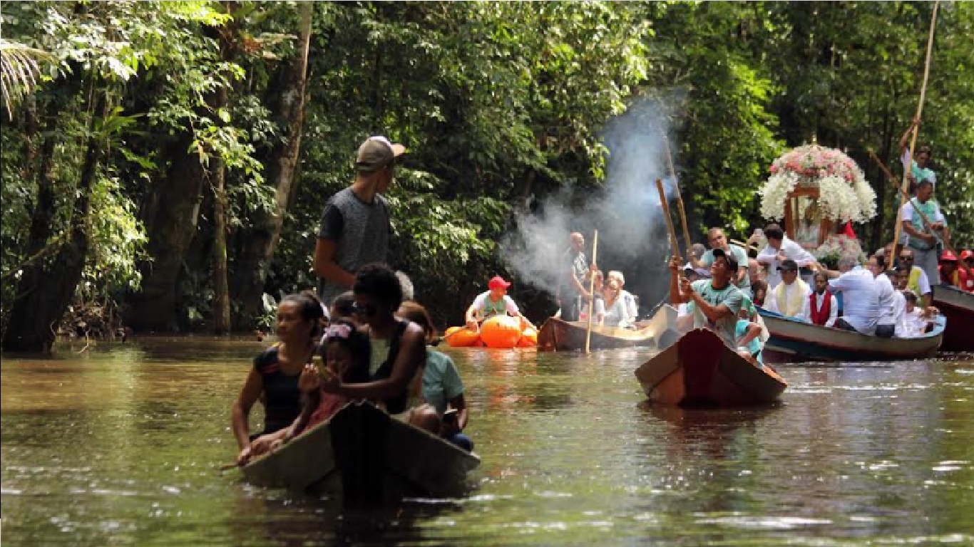 Dezenas de canoas transportam os devotos nas águas do rio Apeú