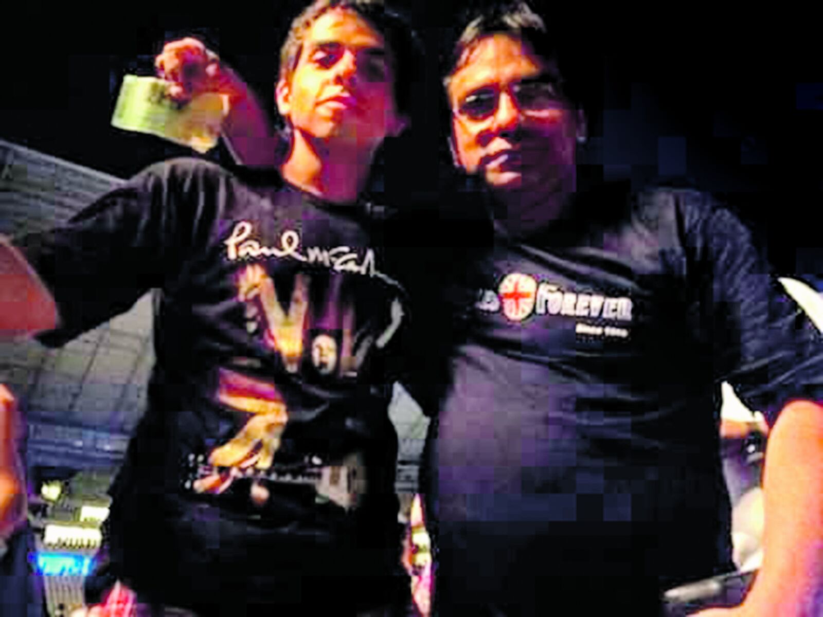 O baterista Tom Menezes e o filho Antônio Vitor, que também dividem a paixão pelos Beatles