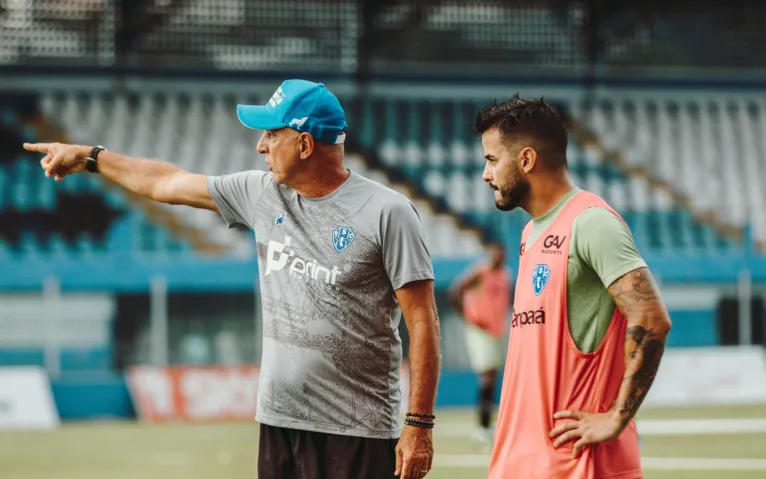 Márcio precisa fazer a preleção perfeita antes da partida