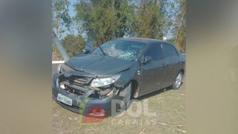 O carro após bater de frente no poste de iluminação pública do canteiro central