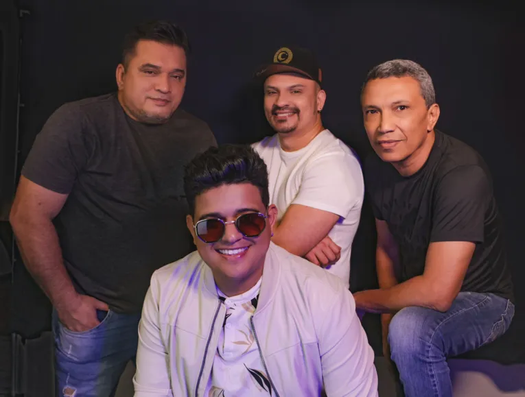 A banda conta com um cantor carismático e  cantor carismático e músicos de técnica excepcional