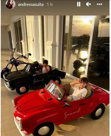 Filhos de Gustavo Lima ganham carros de luxo personalizados 